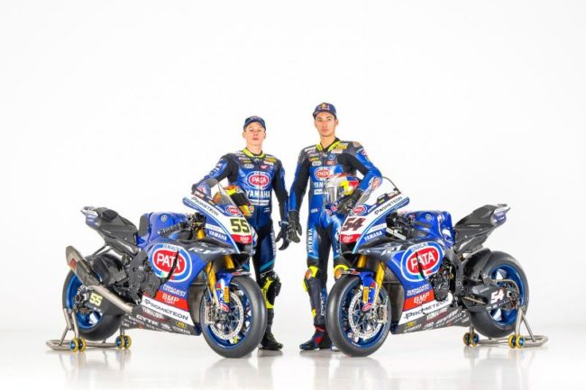 Toprak Razgatlioglu -kanan- dan Andrea Locatelli dalam peluncuran tim Yamaha untuk WSBK 2023. (Foto: Yamaha Racing