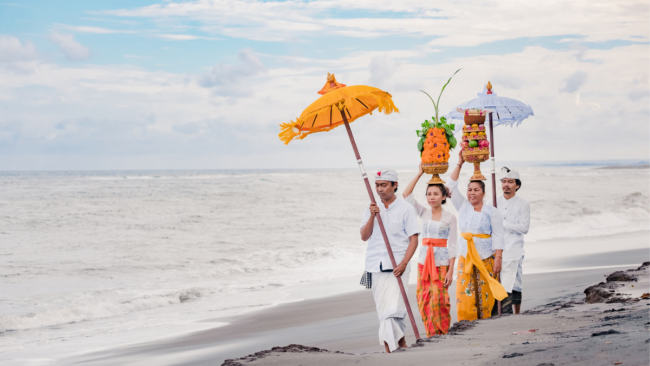 Tradisi Mengasti Masyarakat Bali (Foto: canva)