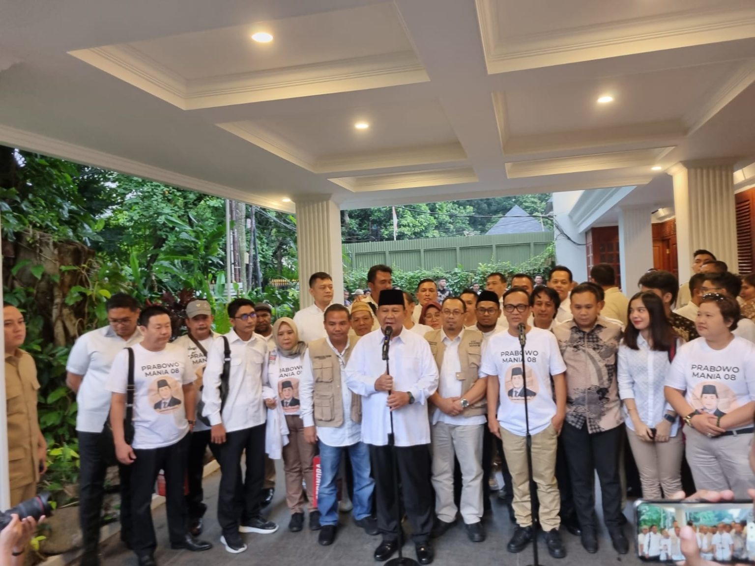 Relawan Jokowi Mania atau JoMan bertemu dengan Ketua Umum Partai Gerindra Prabowo Subianto di kediaman di Jalan Kertanegara IV, Jakarta Selatan, Kamis sore, 16 Februari 2023.