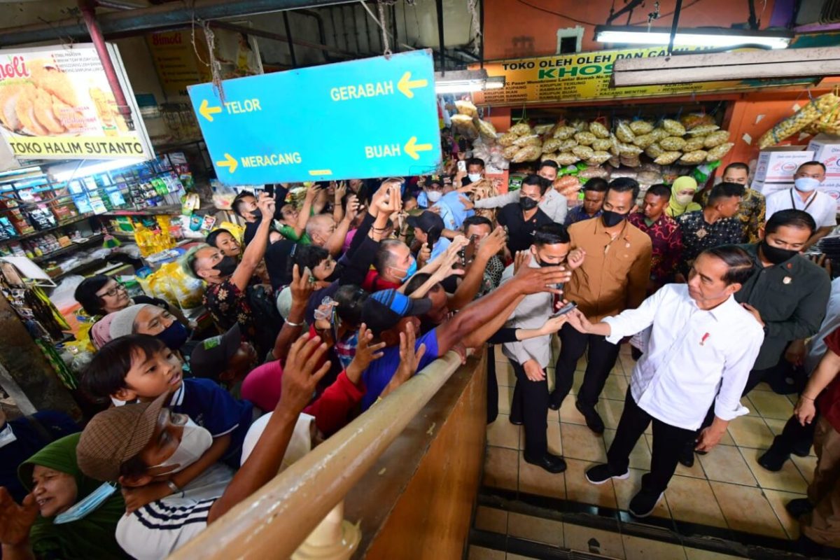 Presiden Joko Widodo mengunjungi Pasar Wonokromo, Kota Surabaya, Provinsi Jawa Timur, pada Sabtu, 18 Februari 2023, untuk mengecek harga bahan pangan seperti beras, minyak goreng, dan telur. Foto: BPMI Setpres/Muchlis Jr.