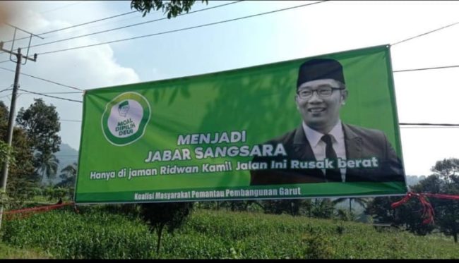 Spanduk jalan rusak di Garut menteror Gubernur Jawa Barat Ridwan Kamil.