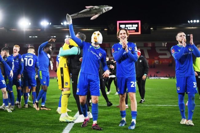 Para pemain Grimsby Town merayakan kemenangan atas Southampton di babak kelima Piala FA 2022-2023. (Foto: FA Cup)