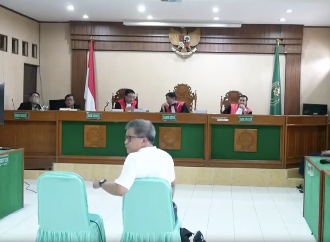 Rocky Gerung sebagai saksi ahli bidang filsafat dalam sidang terdakwa kasus ujaran kebencian sebagai penulis buku Jokowi Undercover, Bambang Tri Mulyono dan Sugi Nur Rahardja alias Gus Nur, di Pengadilan Negeri (PN) Solo.