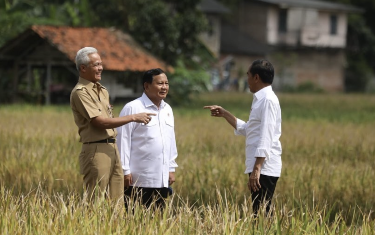 Presiden Jokowi didampingi Prabowo Subianto dan Ganjar Pranowo saat panen raya di Kebumen, Jateng.