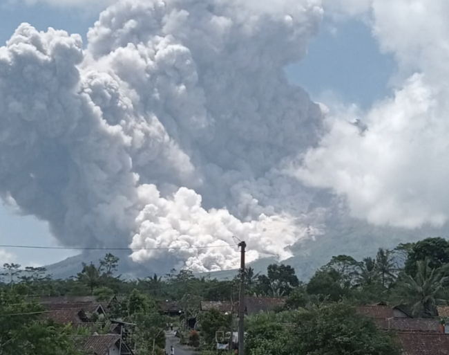 Erupsi guguran Gunung Merapi menuju barat daya Magelang, DIY. Sabtu, 11 Maret 2023.