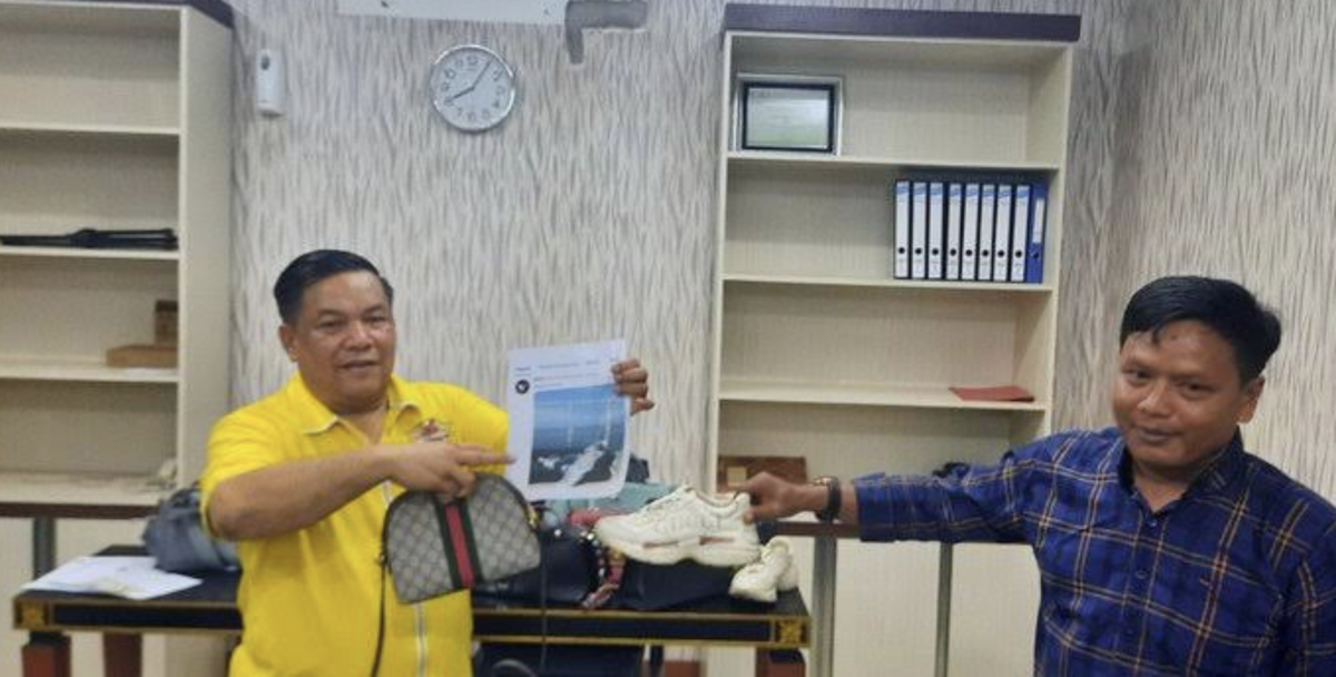 Sekda Riau SF Hariyanto tunjukkan barang KW milik istrinya.