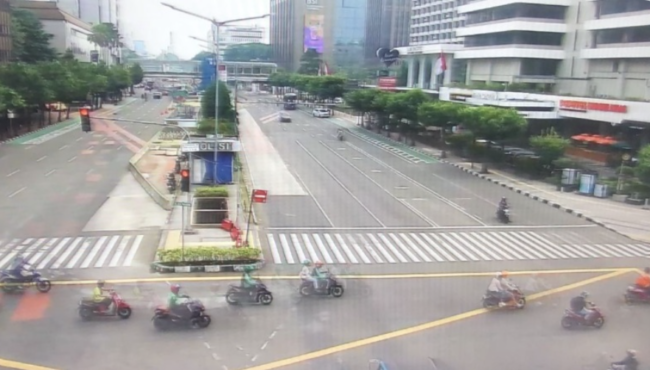 Lalu Lintas traffic light Sarinah, Jakarta Pusat, lancar.