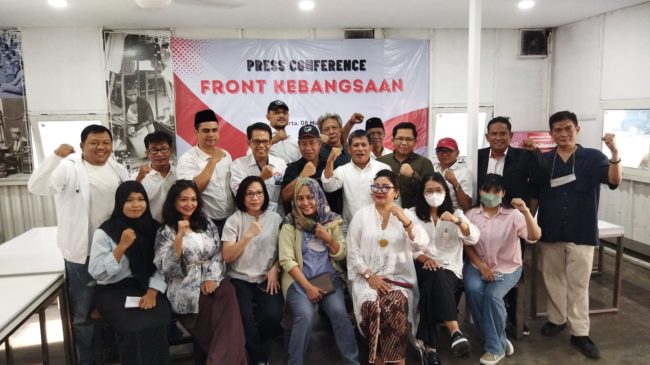 Sebanyak 17 organisasi relawan Ganjar Pranowo yang tergabung dalam Front Kebangsaan memutuskan menyalurkan asprisasi politik mereka kepada PDIP pada Pemilu 2024.