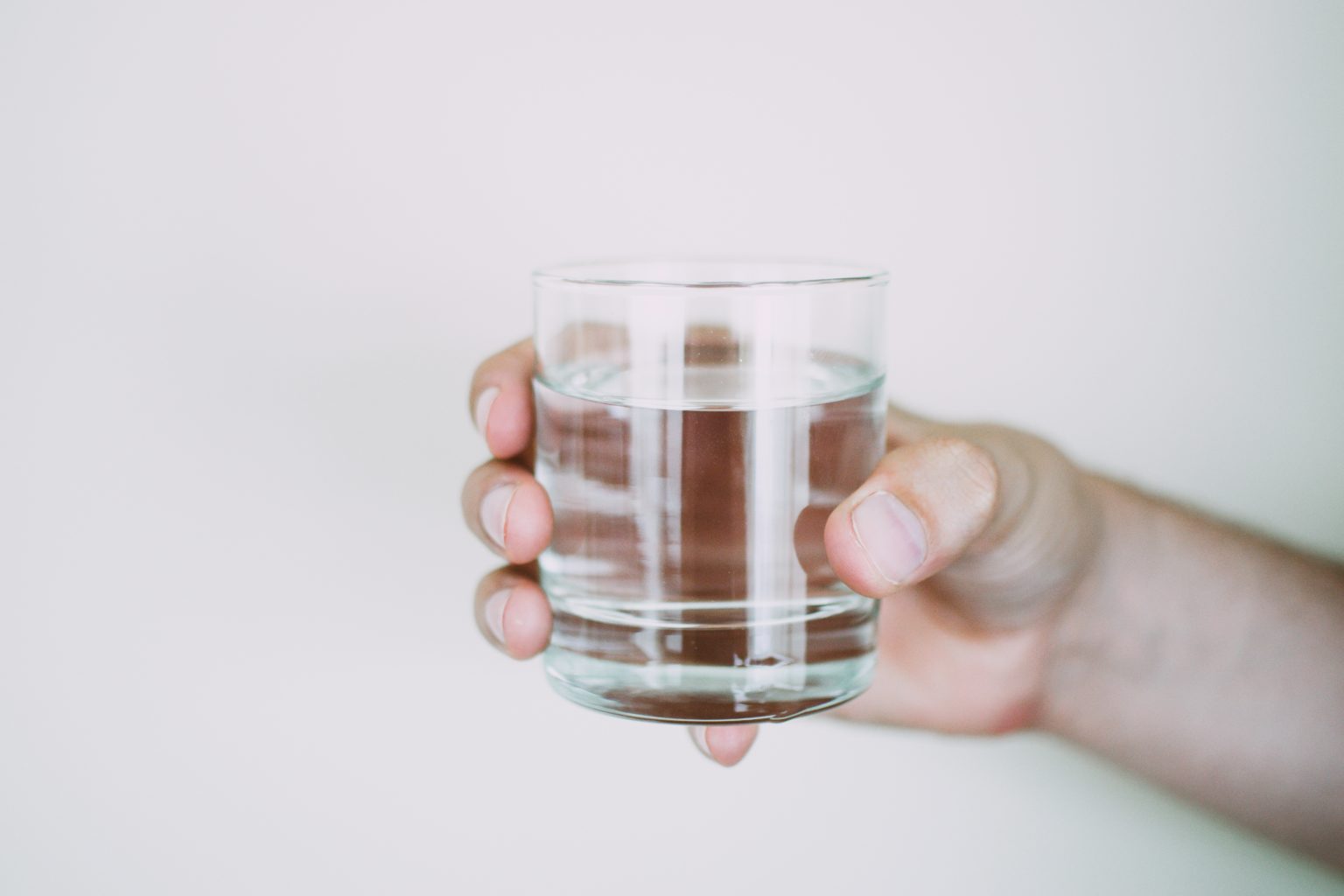 Bahaya Kurang Minum Air Putih saat Puasa