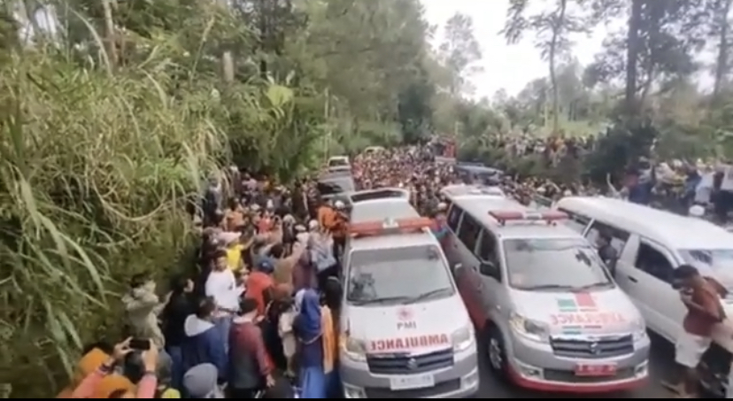 Evakuasi korban pembunuhan Mbah Slamet sang dukung pengganda uang dari Banjarnegara, Jawa Tengah.