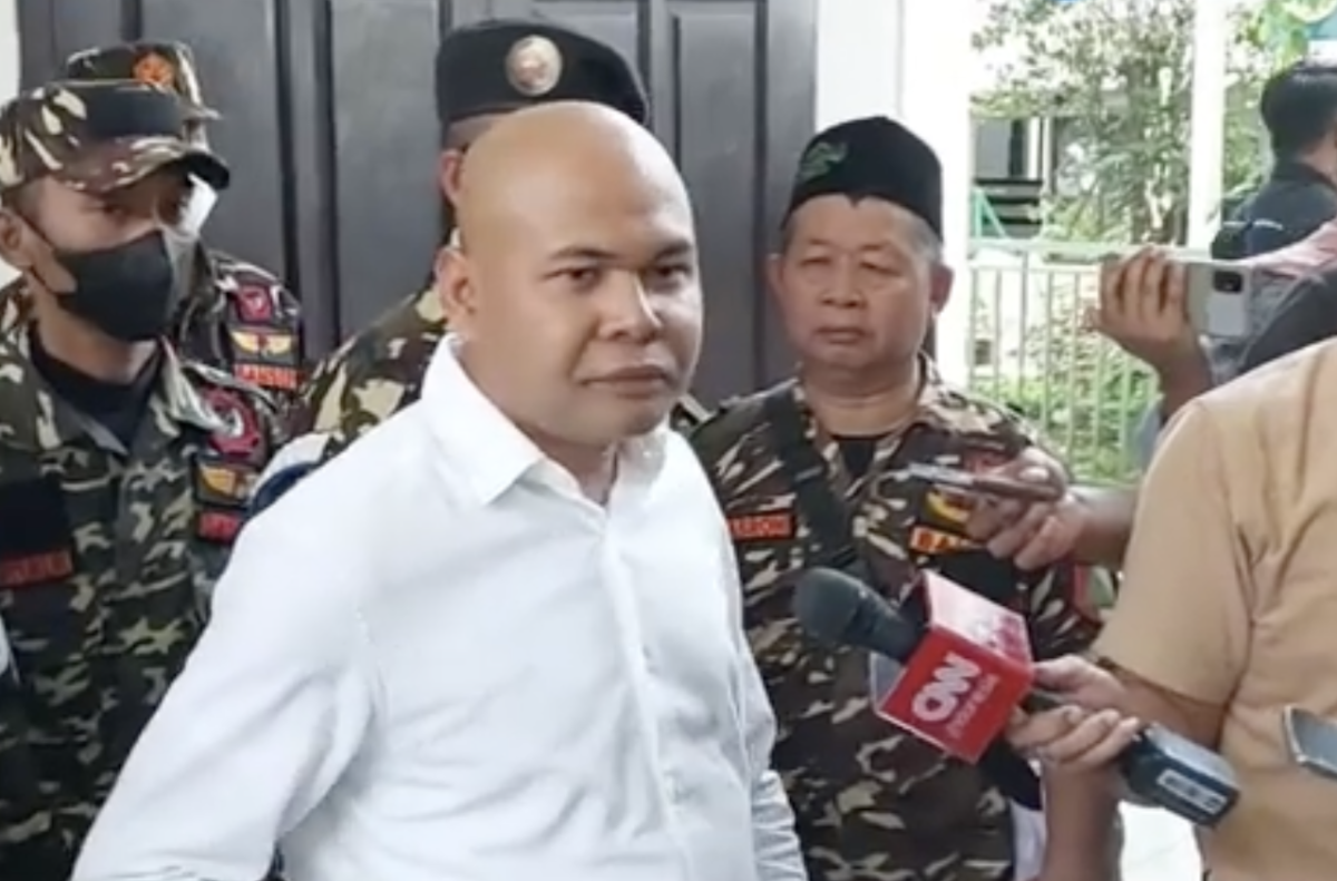 Ketua Pimpinan Wilayah Gerakan Pemuda Ansor DKI Jakarta Muhamaad Ainul Yakin mendatangi Pengadilan Negeri Jakarta Selatan