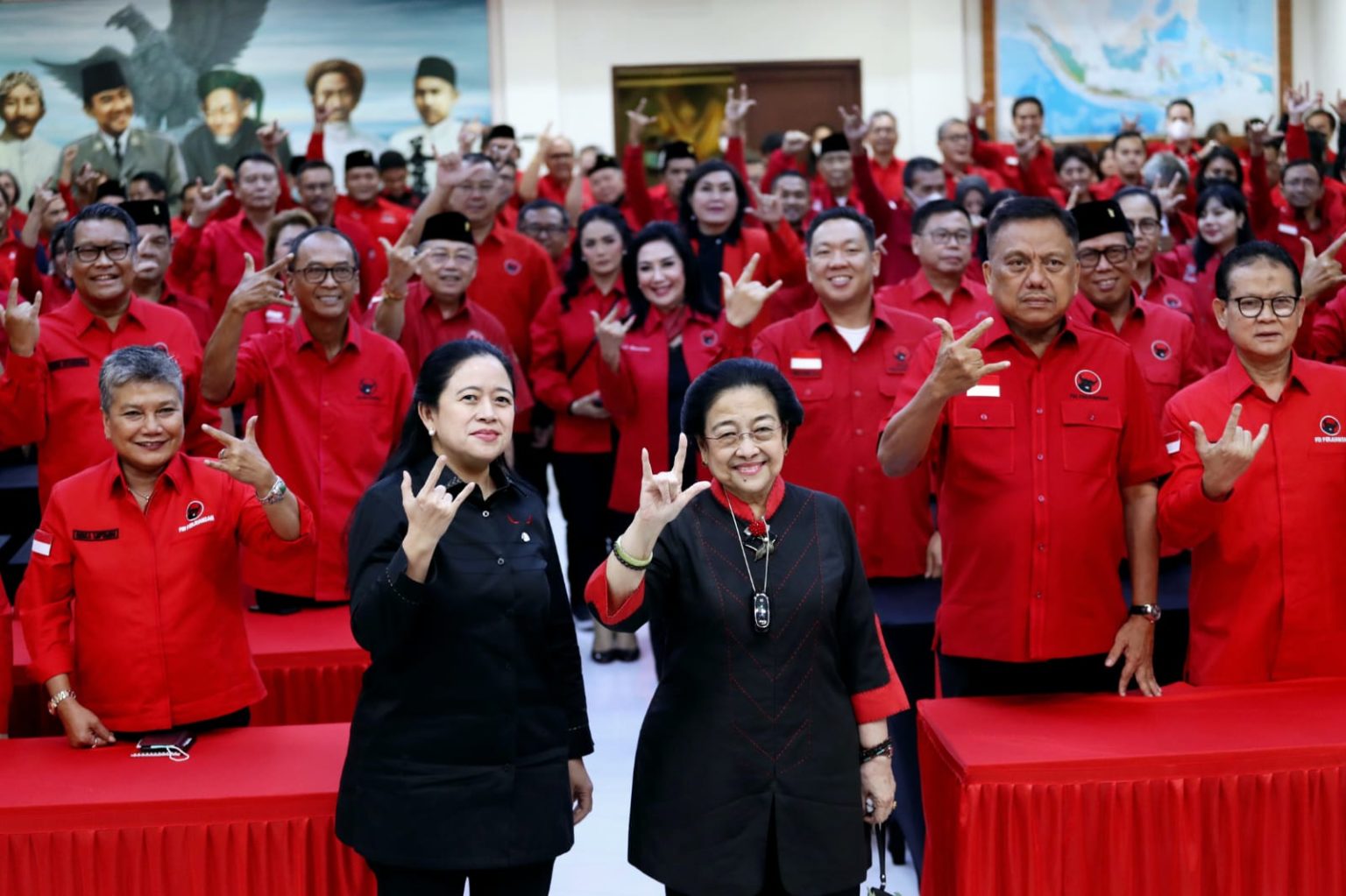 Ketua Umum DPP PDI Perjuangan (PDIP) Megawati Soekarnoputri (tengah).