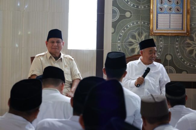 Menteri Pertahanan Prabowo Subianto mengunjungi Pondok Pesantren Amanatul Ummah Pacet, Mojokerto, Jawa Timur, Minggu (21/5/2023).