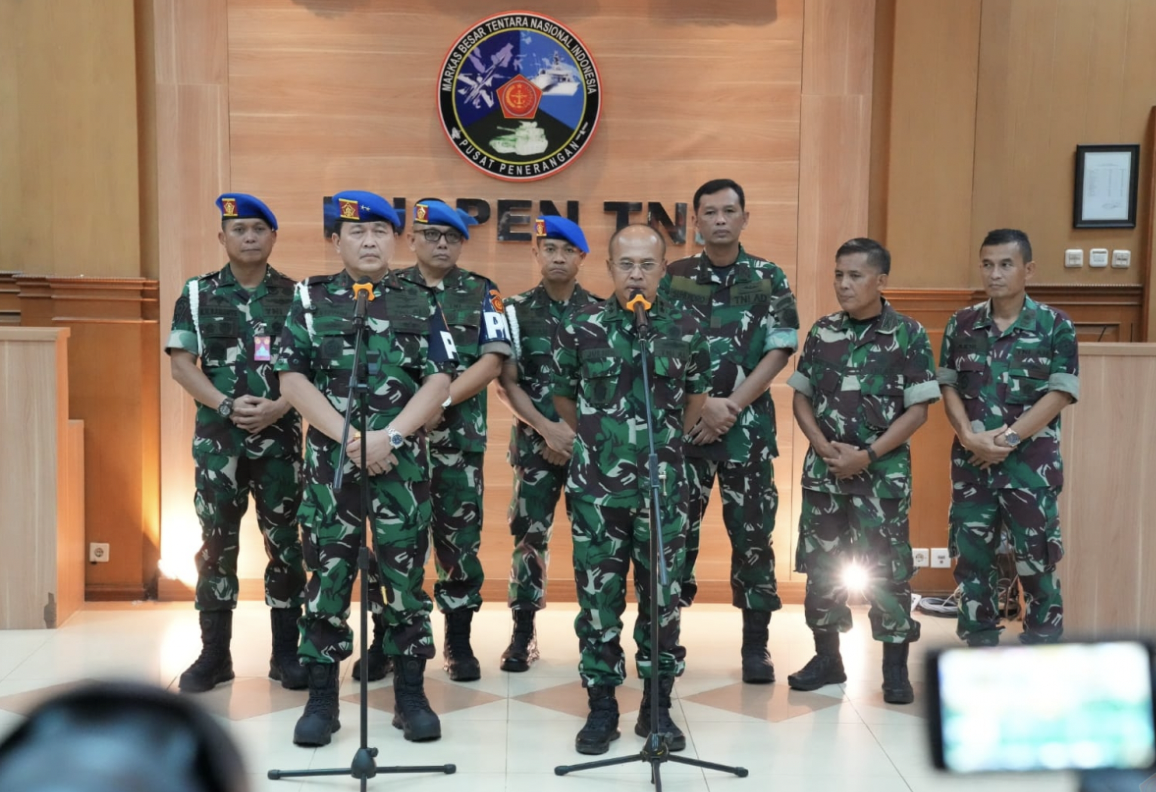 Kapuspen TNI Laksda TNI Julius Widjojono (kanan) saat memberi keterangan resmi.
