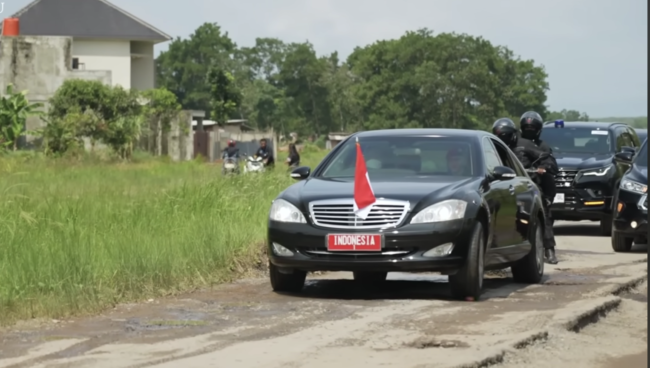 Presiden Jokowi melintasi jalan rusak di Lampung pada Jumat, 5 Mei 2023.