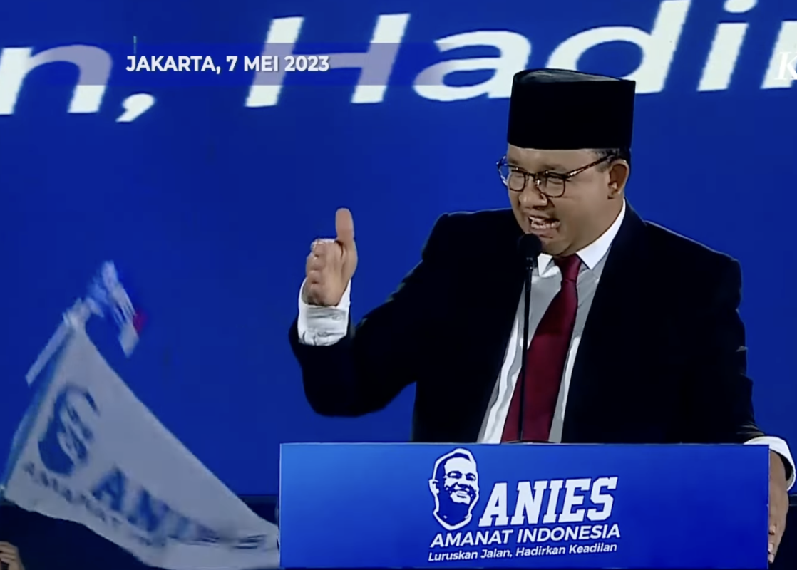 Anies Baswedan, menggemparkan semangat seluruh relawan dalam pidato politik saat deklarasi dan pengukuhan relawan Amanat Indonesia (ANIES) di Tennis Indor Senayan pada Minggu, 7 Mei 2023.