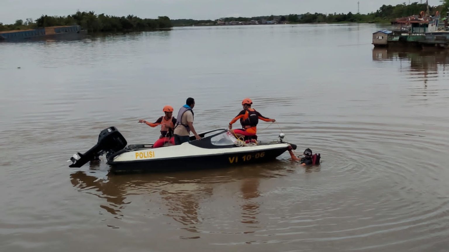 Pencarian terhadap Pelaksana Tugas (Plt) Ketua DPD Partai Golkar Kubu Raya M Iqbal Zafarullah yang melompat ke Sungai Kapuas, Desa Kuala Dua, Kab. Kubu Raya, Kalbar.