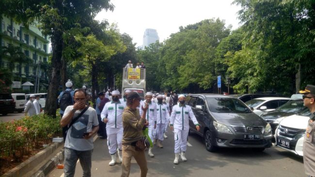 Aksi unjuk rasa menuntut penuntasan kasus tragedi KM 50 digelar masa yang tergabung dalam Gerakan Nasional Pembela Rakyat atau Aksi 175 di Mabes Polri, Jakarta, pada Rabu, 17 Mei 2023.