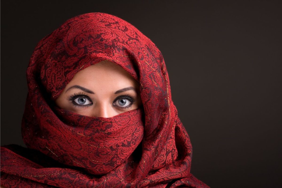 Hukum Menggunakan Cadar atau Niqab dalam Islam