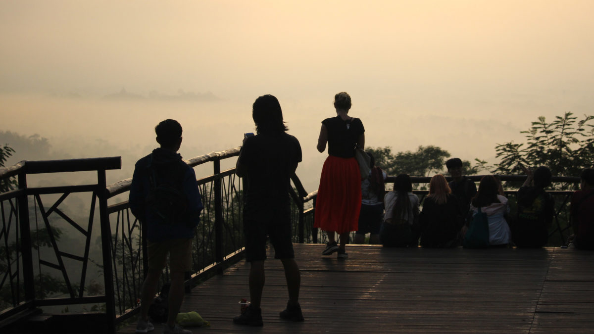 Kamu dapat duduk menikmati matahari terbit di Puncak Punthuk Setumbu