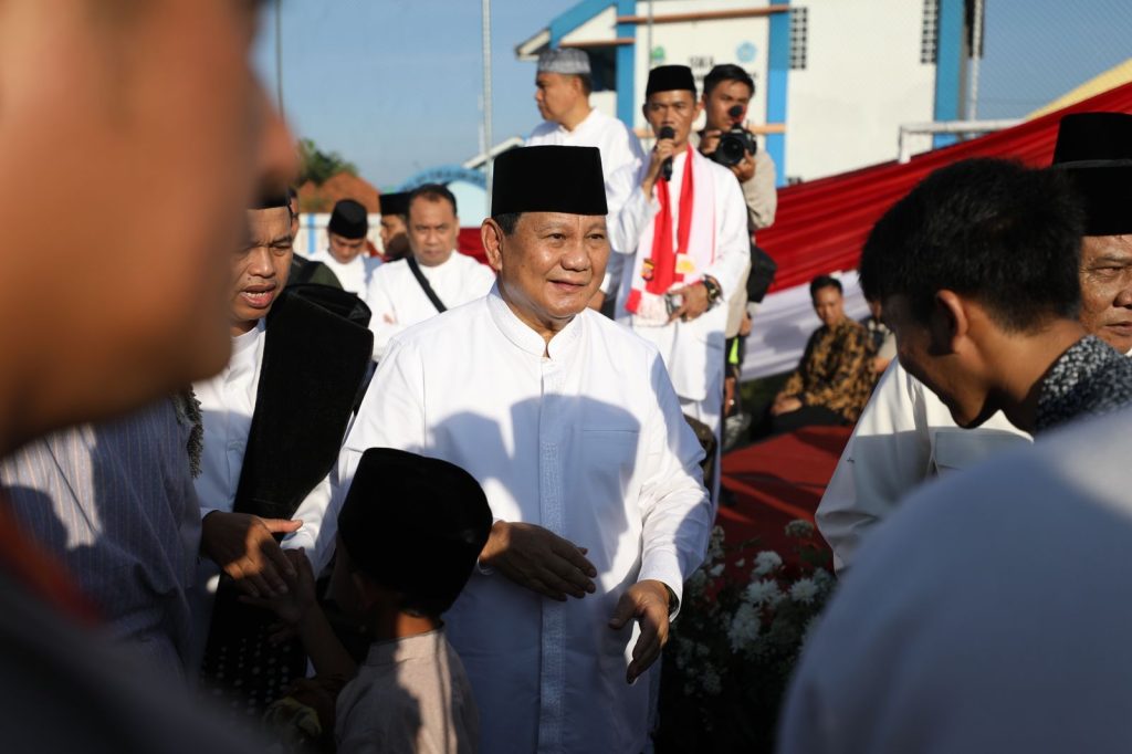 Menteri Pertahanan Prabowo Subianto melaksanakan sholat Idul Adha 1444 H/2023 M berjamaah bersama warga Bandung Barat di Stadion Gelora Mandalamukti Bersatu, Bandung, Kamis (29/6).