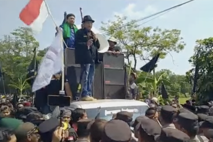 Ricuh demo tuntut Panji Gumilang ditangkap.