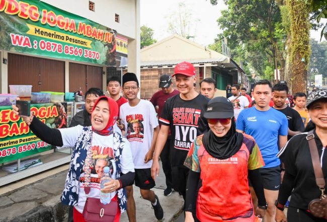 Bakal calon presiden (bacapres) 2024 dari PDIP Ganjar Pranowo menyapa warga di kawasan Stadion Pakansari, Cibinong, Bogor, Jawa Barat