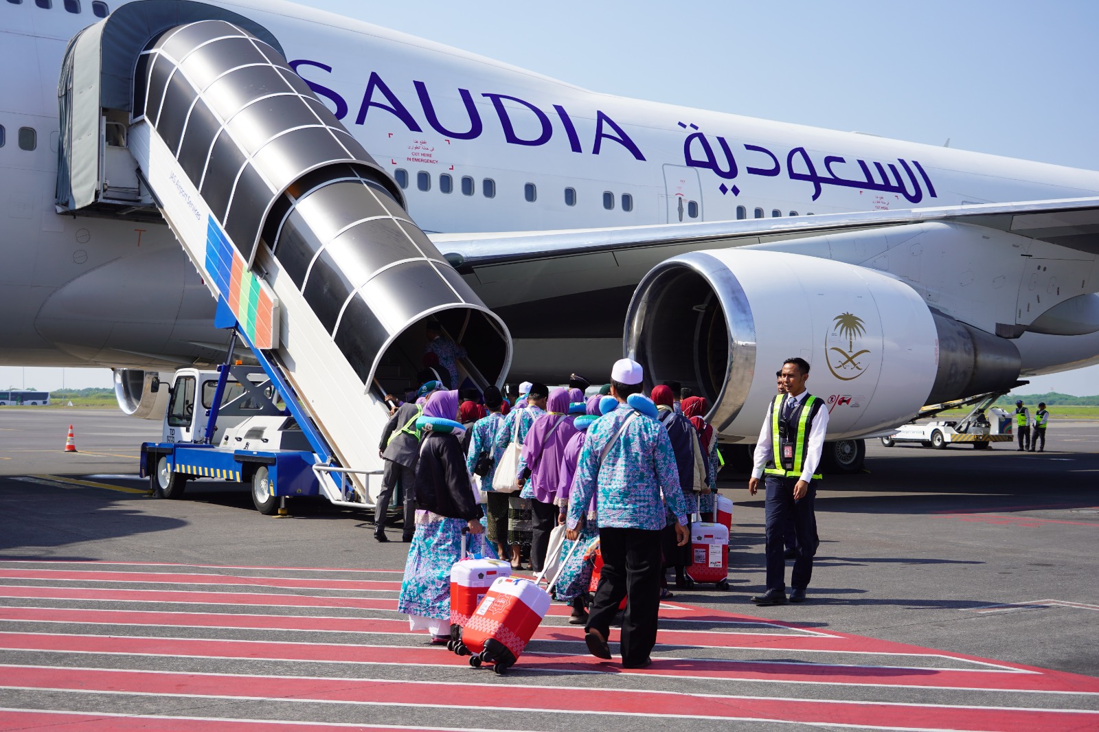 Jemaah haji Indonesia terlambat menuju Tanah Suci akibat perubahan jadwal maskapai Saudi Airlines.