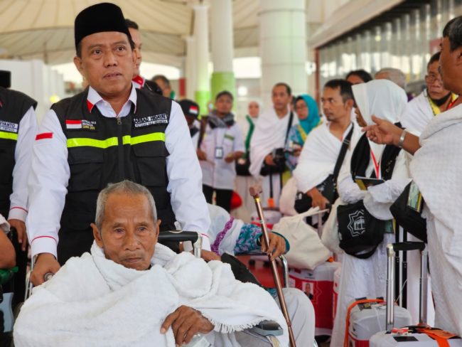 Fase kedatangan jemaah haji reguler gelombang dua dimulai. Sebanyak 393 jemaah kelompok terbang (kloter) 42 Embarkasi Jakarta - Pondok Gede (JKG 42) tiba di Mekah.