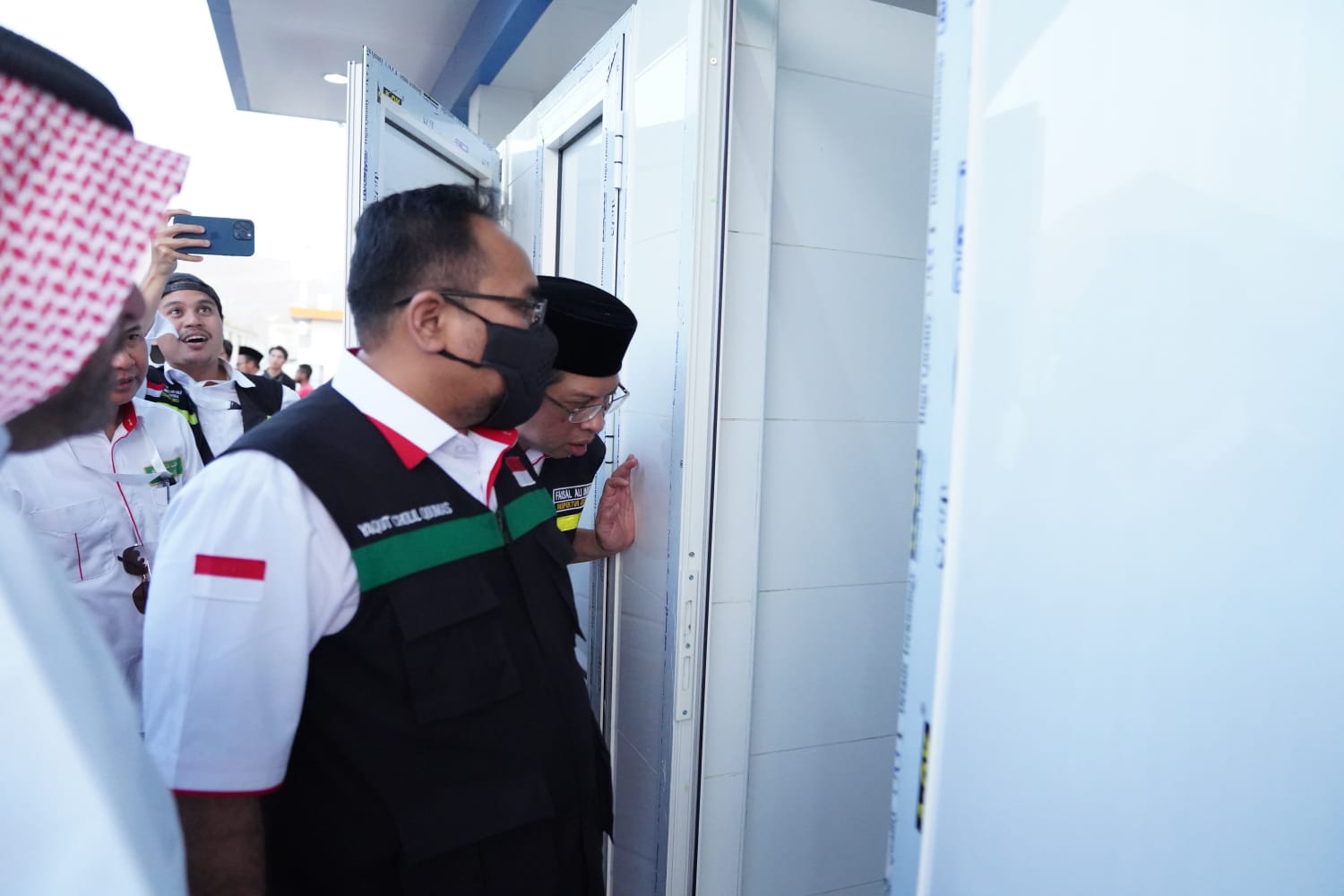 Menteri Agama Yaqut Cholil Qoumas mengecek toilet untuk jemaah haji di Arafah. (Dok: MCH 2023)