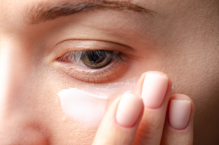Manfaat eye cream (Foto: Canva - Evgeniey).