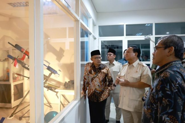Menteri Pertahanan Prabowo Subianto melakukan kunjungan kerja ke Universitas Ahmad Dahlan (UAD), Yogyakarta.