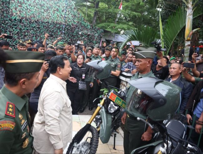 Menteri Pertahanan Republik Indonesia Prabowo Subianto mengunjungi Makoramil 1408-06 Mamajang Kota Makassar.