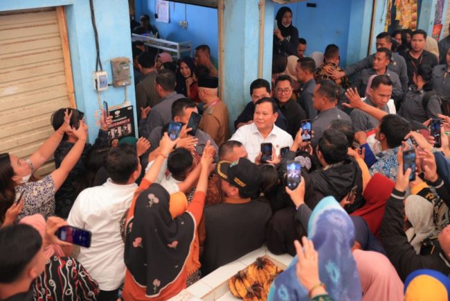 Menhan Prabowo dampingi Presiden Jokowi cek harga dan beri BLT di Pasar Bululawang Malang. (Biro Humas Setjen Kemhan)
