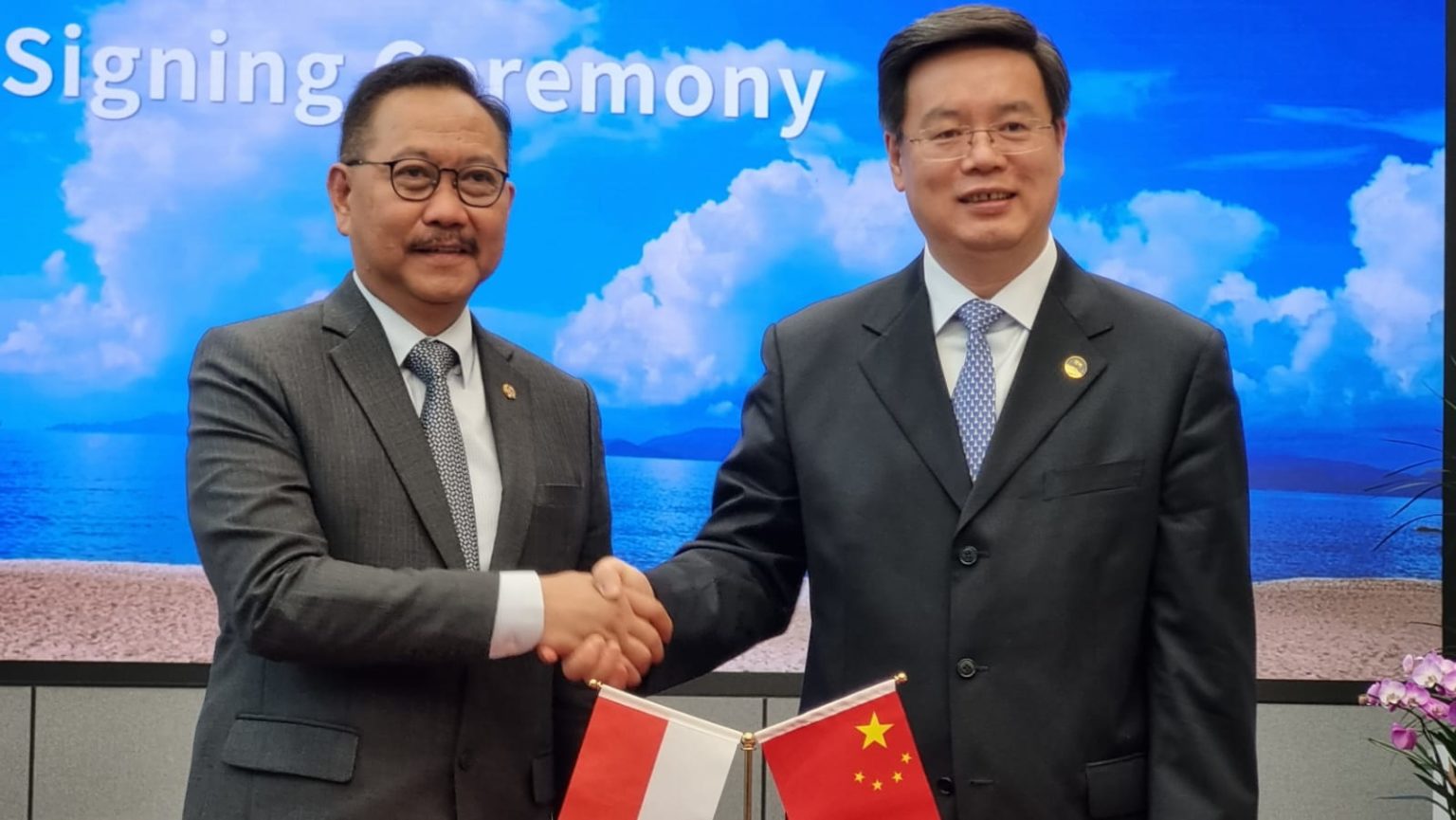 Kepala Otorita Ibu Kota Nusantara (OIKN) Bambang Susantono bertemu dengan Wali Kota Shenzhen Qin Weizhong untuk menjajaki kerja sama konkret yang disepakati antara Pemerintah Indonesia dan Republik Rakyat Tiongkok (RRT).