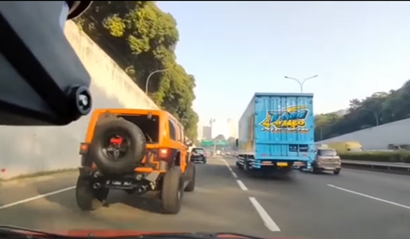 Jeep Rubicon kabur usai senggol mobil lain di Tol (Dok tangkapan layar)