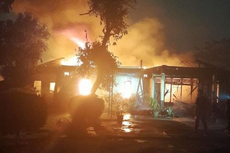 Rumah dinas Komandan Satuan Brimob Polda Sumsel terbakar (Dokumentasi Warga)