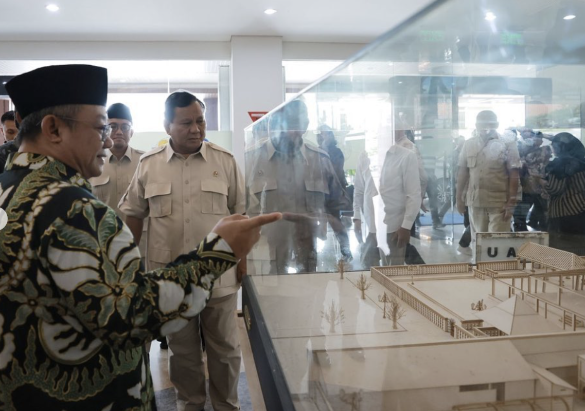 Menteri Pertahanan (Menhan) Prabowo Subianto bertemu dengan Ketua Umum PP Muhammadiyah Haedar Nashir di Universitas Ahmad Dahlan (UAD), Yogyakarta.