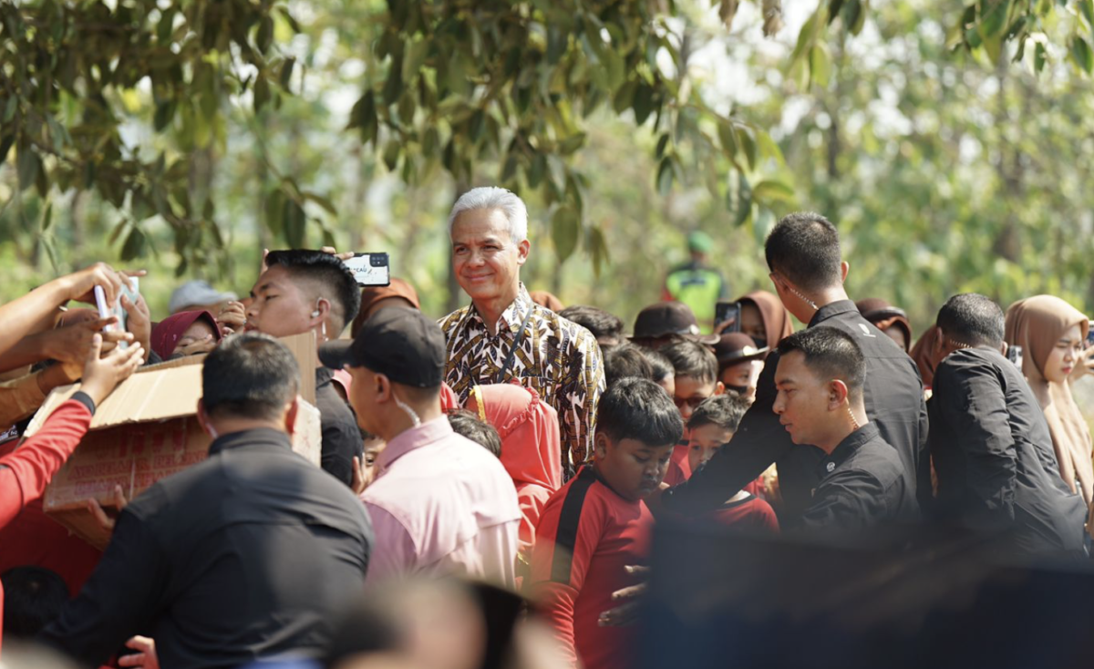 Ganjar Pranowo meninjau ruas jalan Surakarta-Gemolong-Purwodadi, yang ada di Kabupaten Sragen, Jawa Tengah, pada Minggu, 23 Juli 2023.