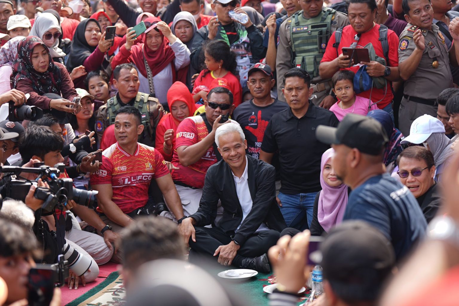 Capres PDI Perjuangan Ganjar Pranowo, menyampa warga Gresik, Jawa Timur, saat Car Free Daya di Stadion Joko Samudro, pada Minggu pagi, 16 Juli 2023.