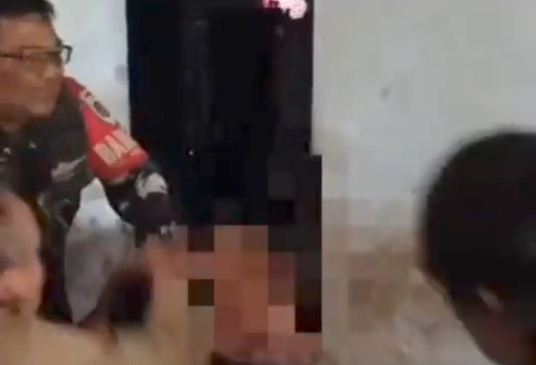 Video rumah pelaku pencabulan di Kota Cirebon digerebek TNI dan warga (Dok tangkapan layar)
