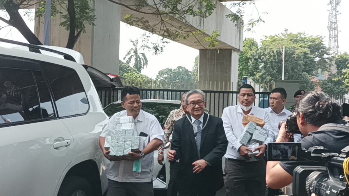 Maqdir Ismail serahkan uang Rp27 miliar terkait kasis korupsi BTS Kominfo