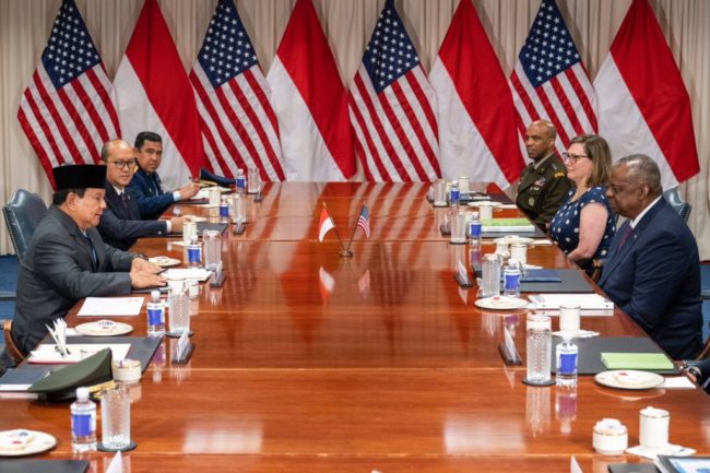 Menteri Pertahanan Prabowo Subianto bertemu Menteri Pertahanan Amerika Serikat Lloyd James Austin III di Pentagon, Amerika Serikat.