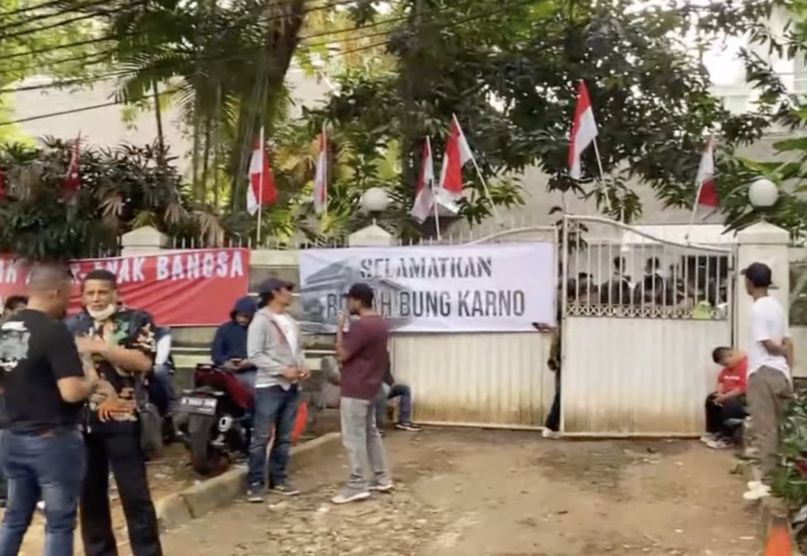 Suasana rencana pengosongan rumah Guruh Soekarnoputra di Jalan Sriwijaya 2, Nomor 9, Kebayoran Baru, Jakarta Selatan