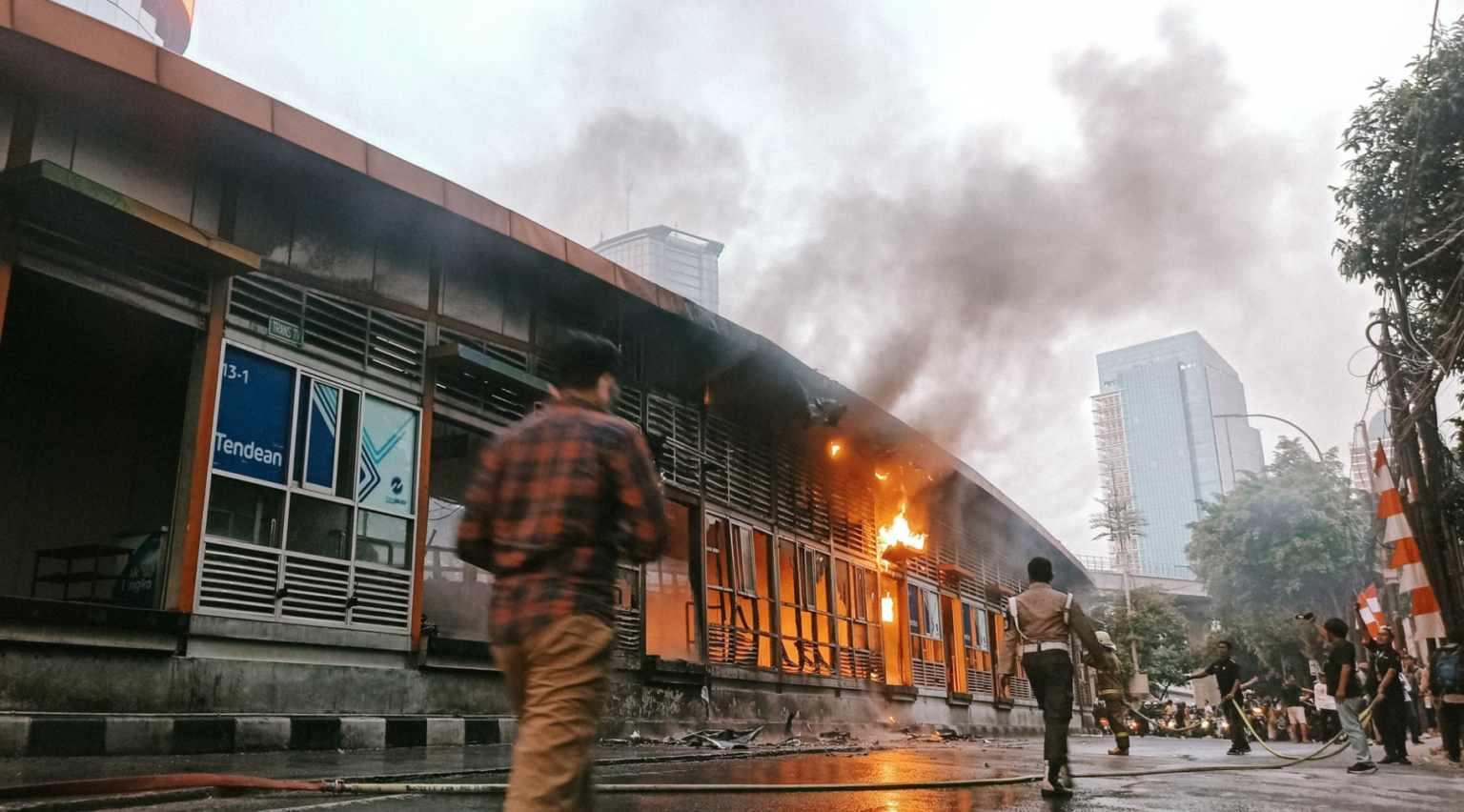 Kebakaran melanda halte TransJakarta (TJ) Tendean, Jakarta Selatan, pada Senin sore, 14 Agustus 2023. Dok: nico wijaya