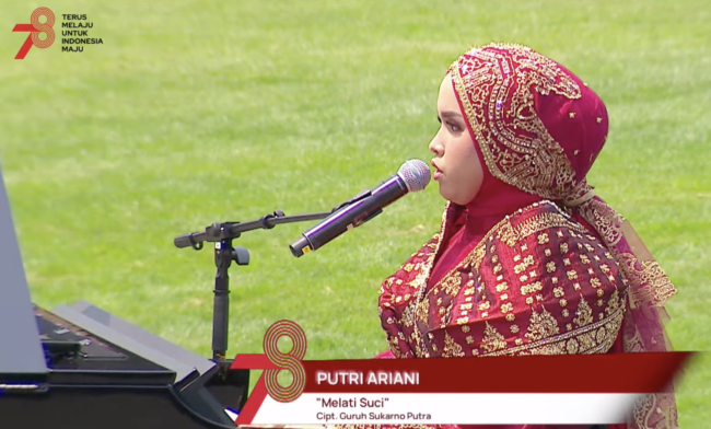 Putri Ariani saat membawakan lagu Melati Suci ciptaan Guruh Soekarnoputra di Istana Merdeka.