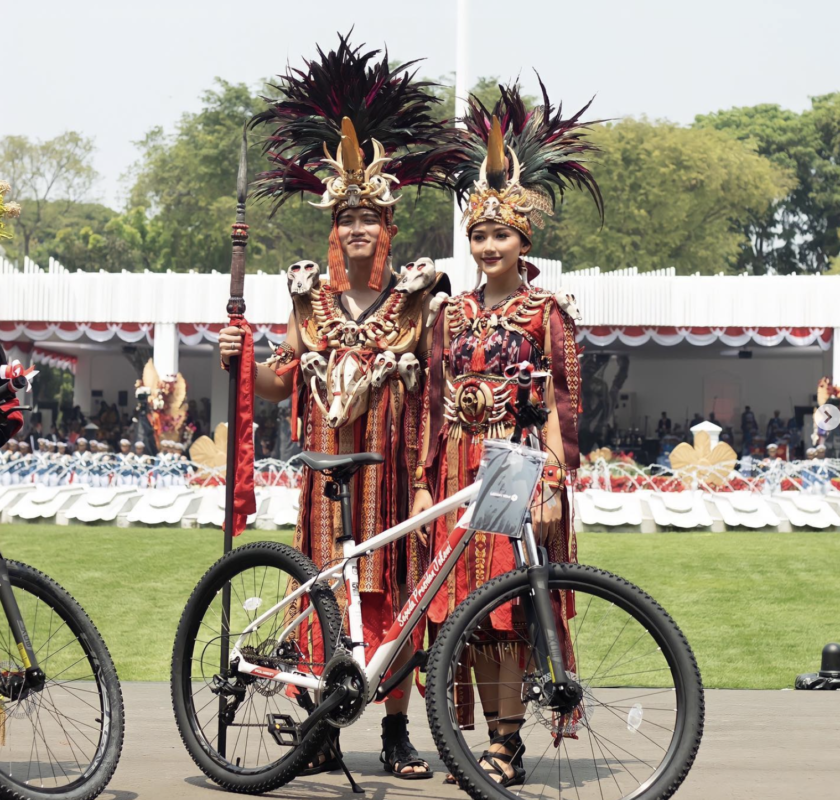 Kaesang Pangarep dan Erina Gudono saat menerima hadiah sepeda dari Presiden Joko Widodo di Istana Merdeka.