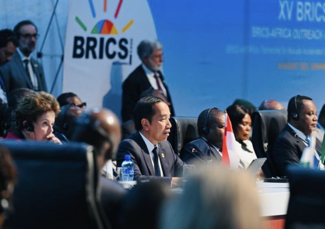 Presiden Joko Widodo dalam sesi BRICS-Africa Outreach and BRICS Plus Dialogue, Konferensi Tingkat Tinggi (KTT) BRICS ke-15 yang digelar di Sandton Convention Center, Johannesburg, Republik Afrika Selatan, pada Kamis, 24 Agustus 2023. Foto: BPMI Setpres/Laily Rachev
