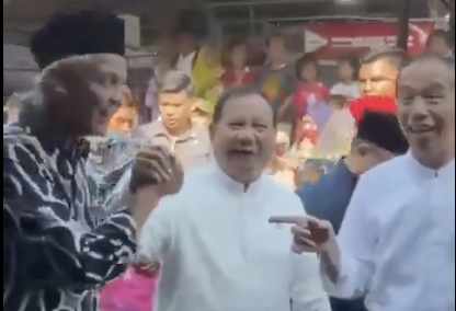 Ganjar Pranowo dan Prabowo Subianto salam komando saat ikut Presiden Jokowi blusukan di Pekalongan, Jateng.