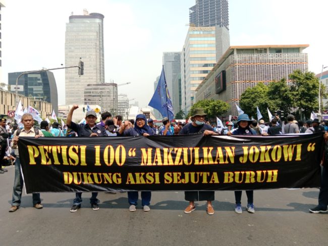 Spanduk petisi 100 makzulkan Jokowi.